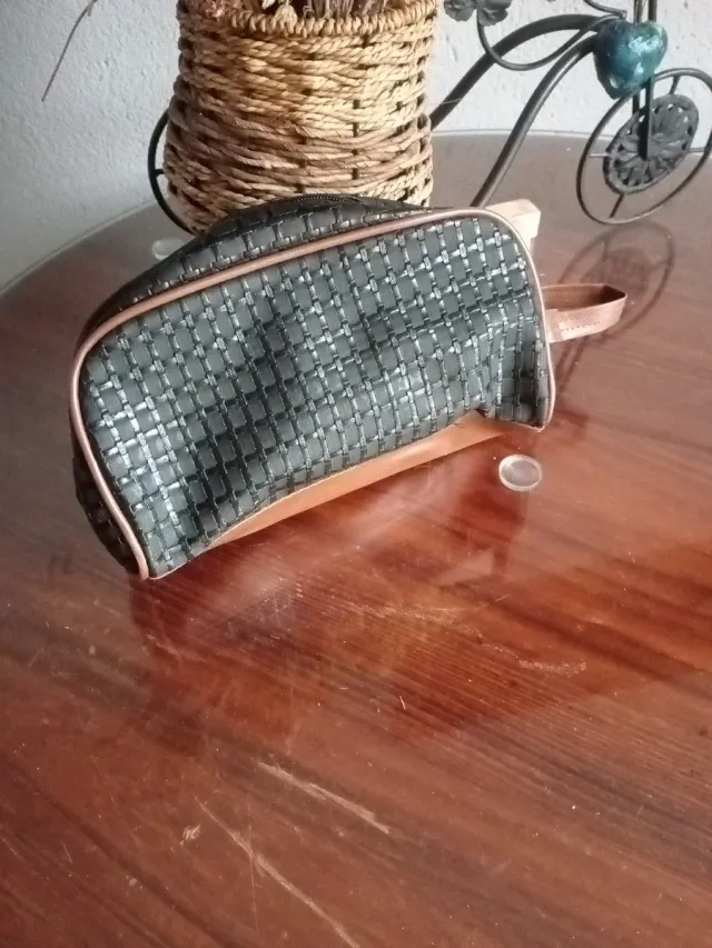 Neceser oscuro tejido