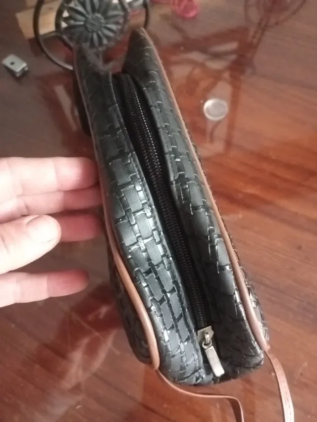 Neceser oscuro tejido