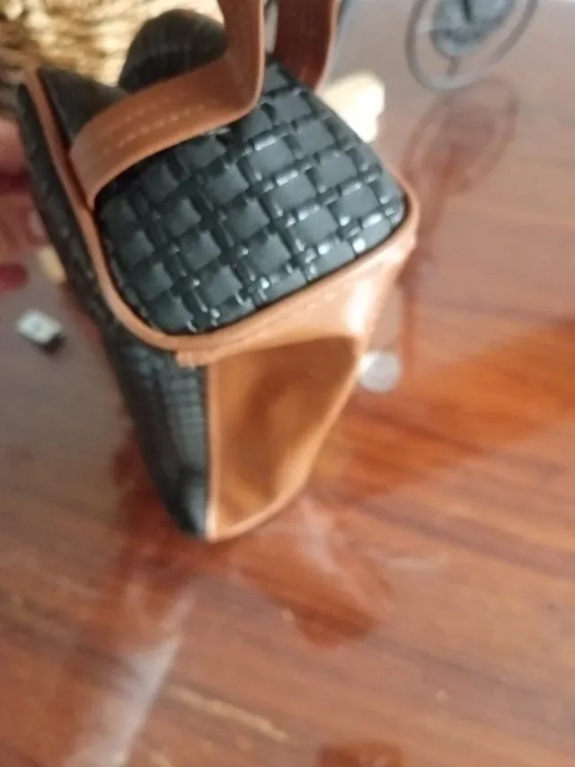 Neceser oscuro tejido