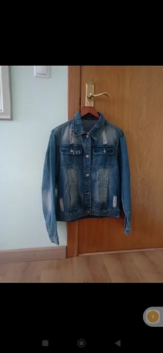 Cazadora vaquera mujer, estilo desgastado