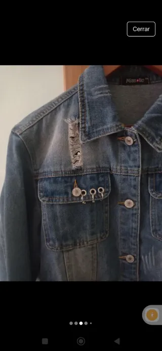 Cazadora vaquera mujer, estilo desgastado