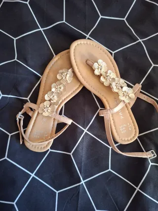 Sandalias Primark Beige y Doradas Talla 37