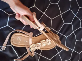 Sandalias Primark Beige y Doradas Talla 37