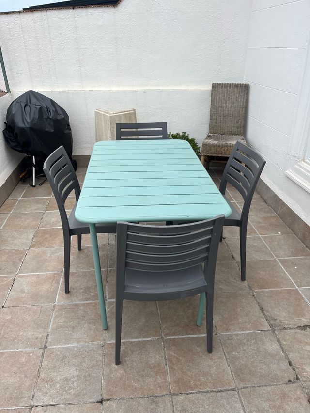 Mesa de exterior y 4 sillas