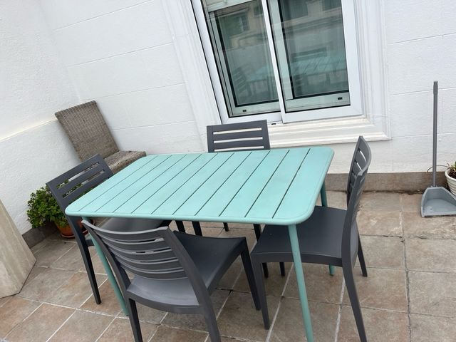 Mesa de exterior y 4 sillas