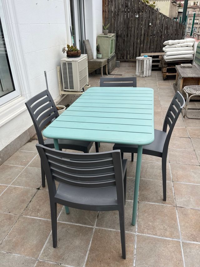 Mesa de exterior y 4 sillas