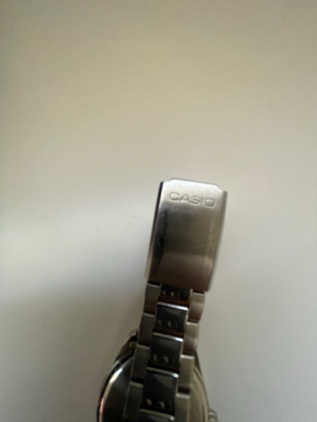 Reloj Casio Dorado y Plateado