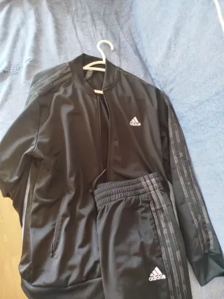 Conjunto chándal Adidas negro y gris.