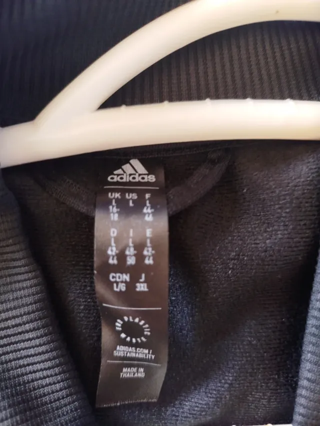 Conjunto chándal Adidas negro y gris.