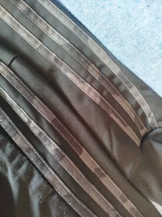 Conjunto chándal Adidas negro y gris.