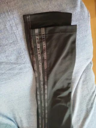 Conjunto chándal Adidas negro y gris.