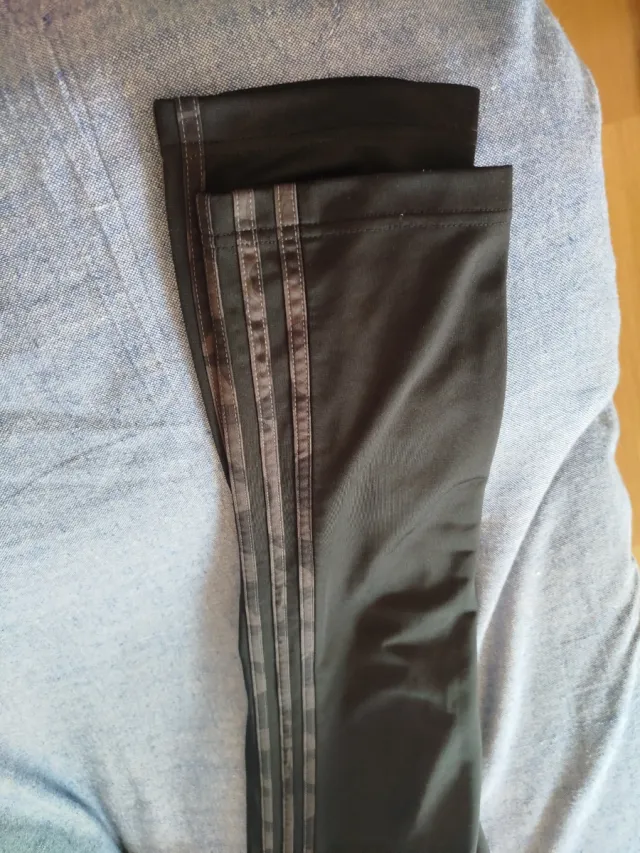 Conjunto chándal Adidas negro y gris.