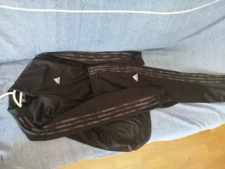 Conjunto chándal Adidas negro y gris.