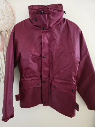 Chaqueta impermeable roja