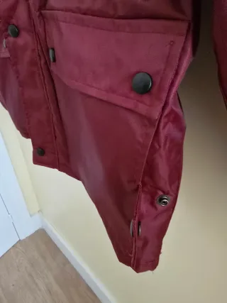 Chaqueta impermeable roja