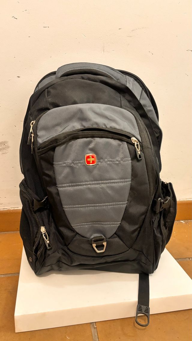 Mochila Wenger Negra y Gris