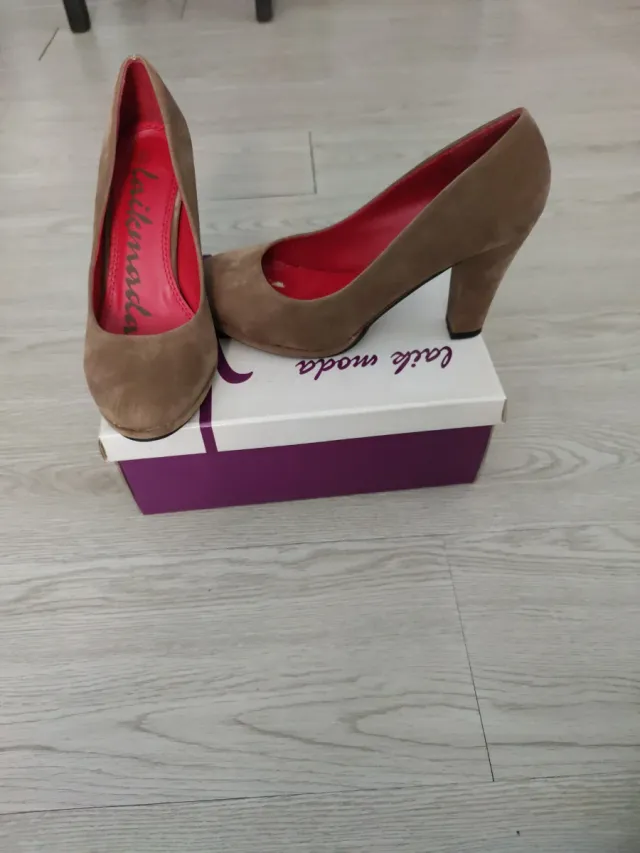 Zapatos de tacón Laikmanda marrones