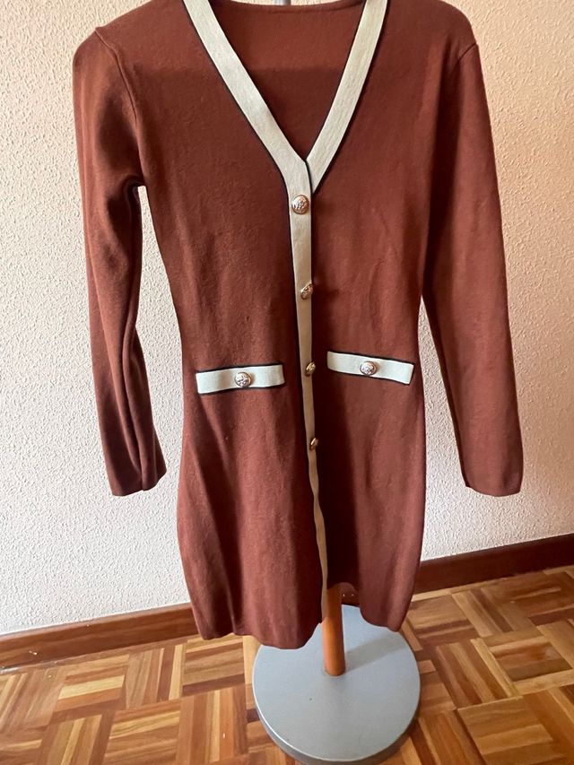 Vestido marrón con cuello V y detalles beige