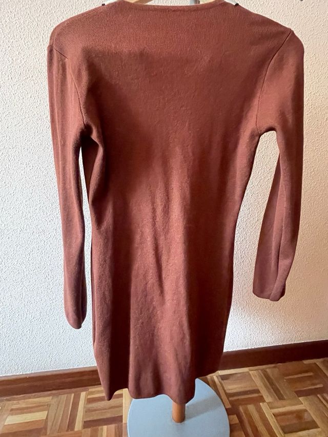 Vestido marrón con cuello V y detalles beige