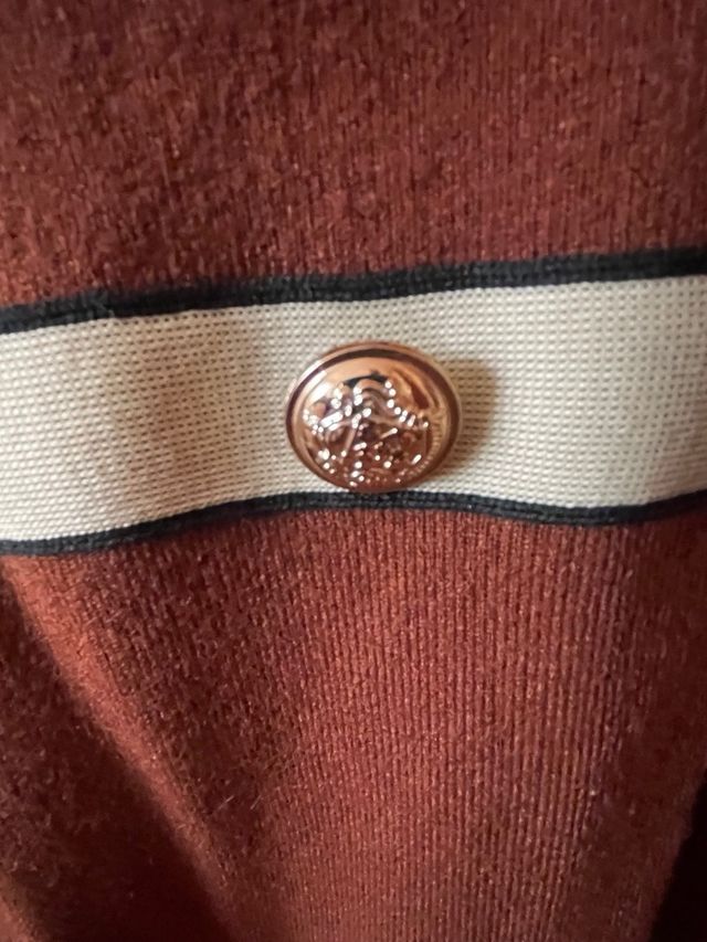 Vestido marrón con cuello V y detalles beige