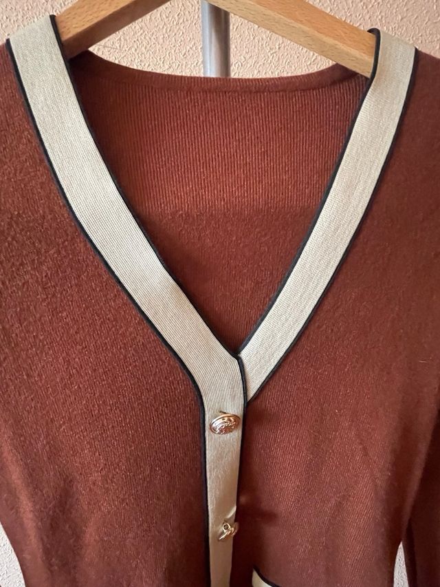 Vestido marrón con cuello V y detalles beige