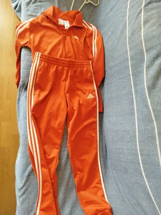 Conjunto chándal Adidas naranja.