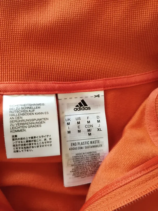 Conjunto chándal Adidas naranja.