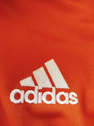 Conjunto chándal Adidas naranja.