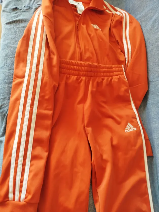 Conjunto chándal Adidas naranja.
