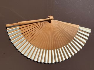 Abanico de madera beige