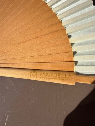 Abanico de madera beige