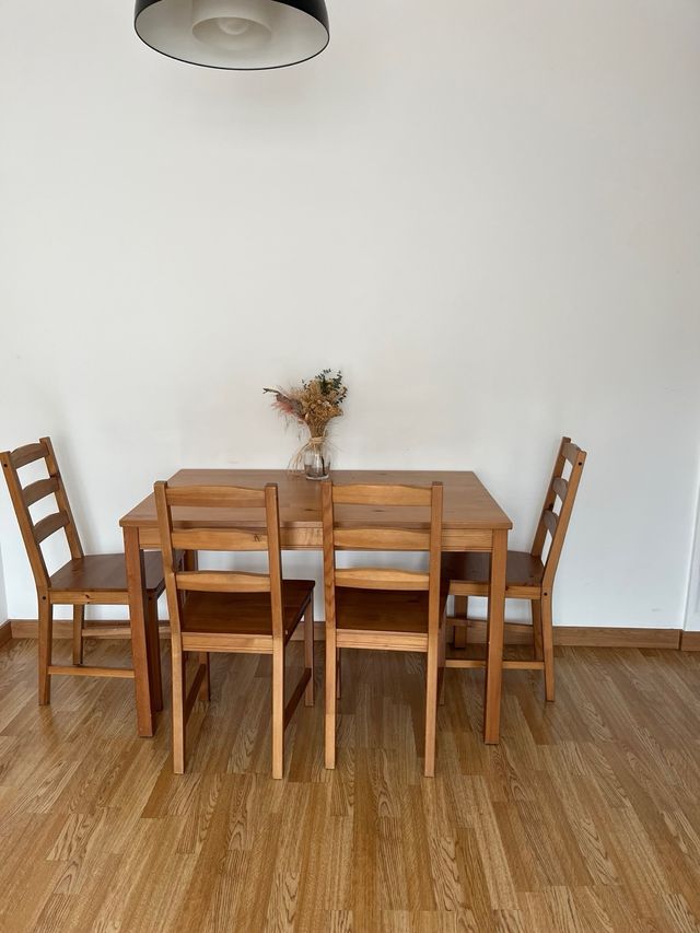 Mesa de comedor de madera con 4 sillas