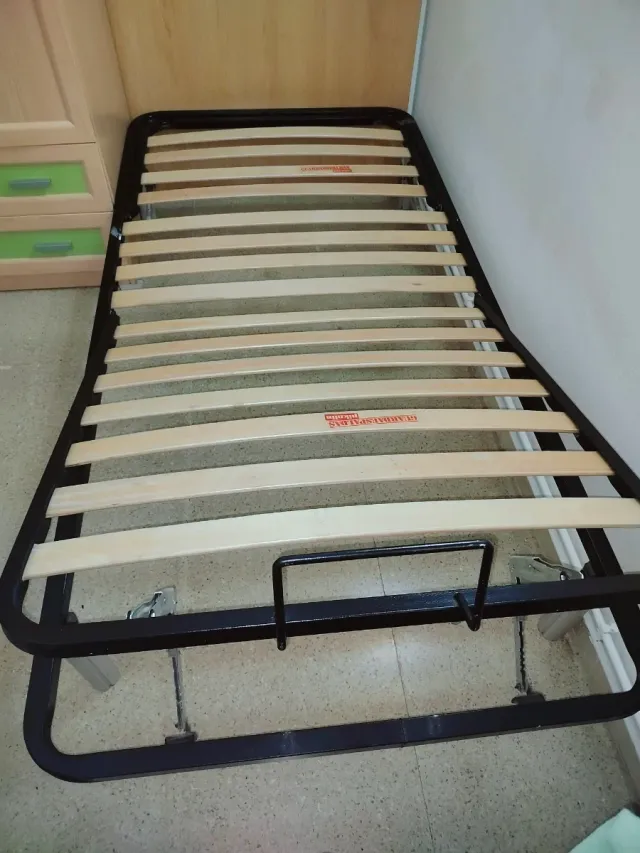Estructura de cama metálica con lamas de madera