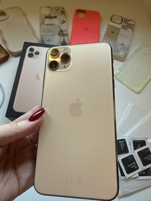 iPhone 11 Pro Max + 6 custodie + 3 cristalli