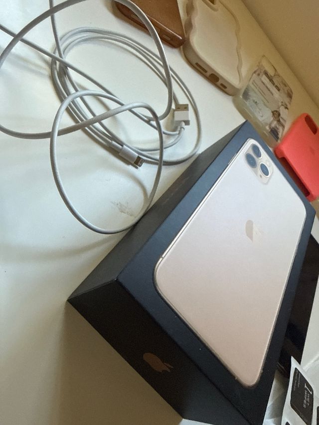 iPhone 11 Pro Max + 6 custodie + 3 cristalli