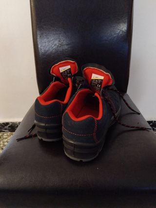 Zapatos de trabajo azul y rojo