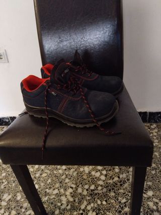 Zapatos de trabajo azul y rojo