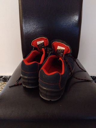 Zapatos de trabajo azul y rojo