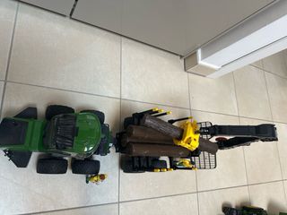 John Deere forestale con rimorchio e tronchi