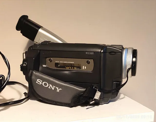 Sony DCR-TRV520 NTSC SteadyShot Handycam