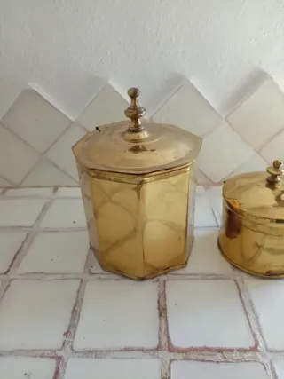 Bottiglie in ottone dorato antiche