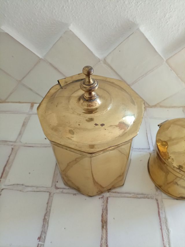 Bottiglie in ottone dorato antiche