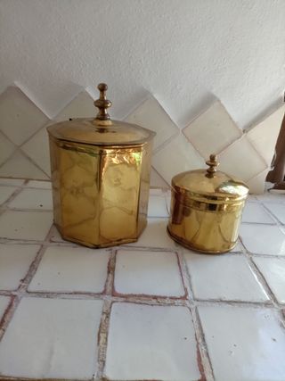 Bottiglie in ottone dorato antiche