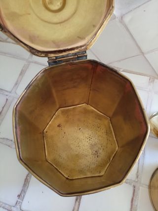 Bottiglie in ottone dorato antiche