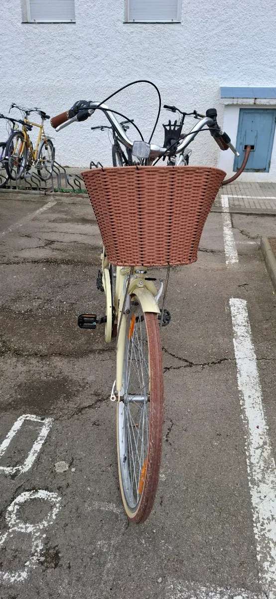 Bicicleta de paseo color crema