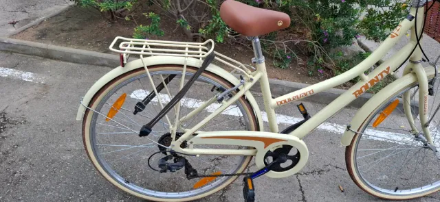 Bicicleta de paseo color crema