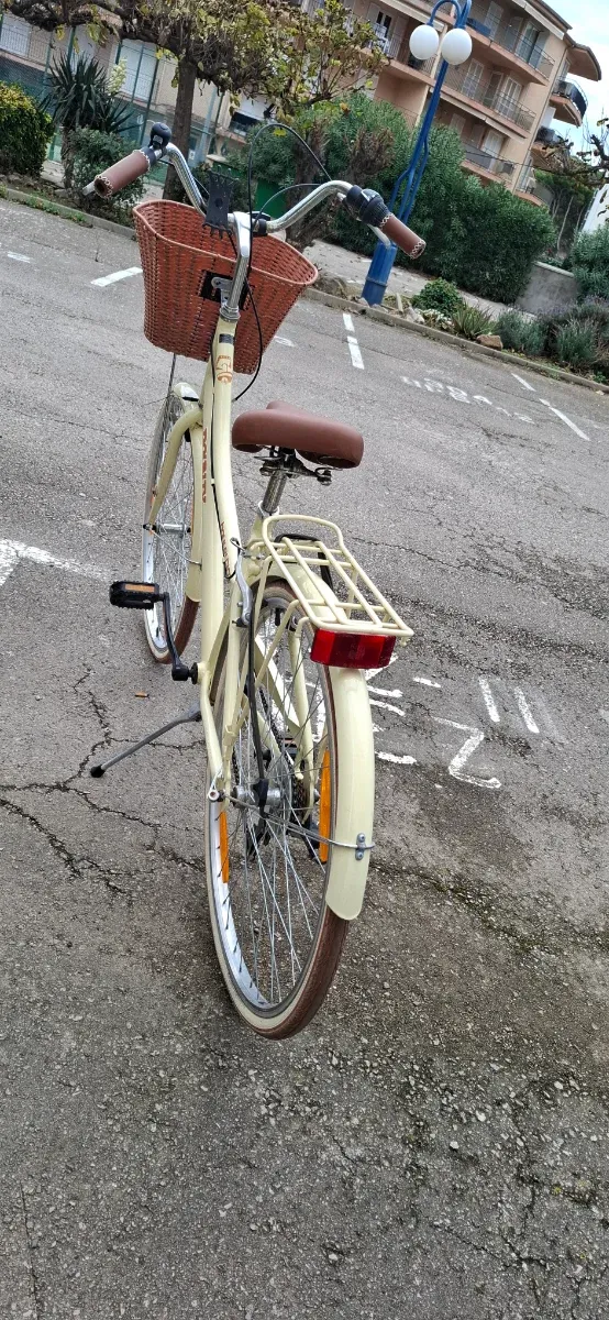 Bicicleta de paseo color crema