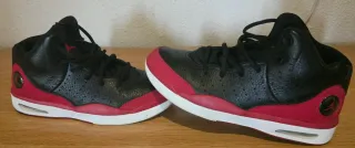 Zapatillas Jordan Talla 42 Negras y Rojas