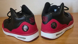 Zapatillas Jordan Talla 42 Negras y Rojas