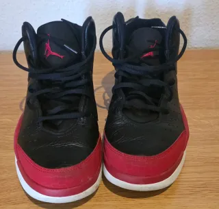 Zapatillas Jordan Talla 42 Negras y Rojas